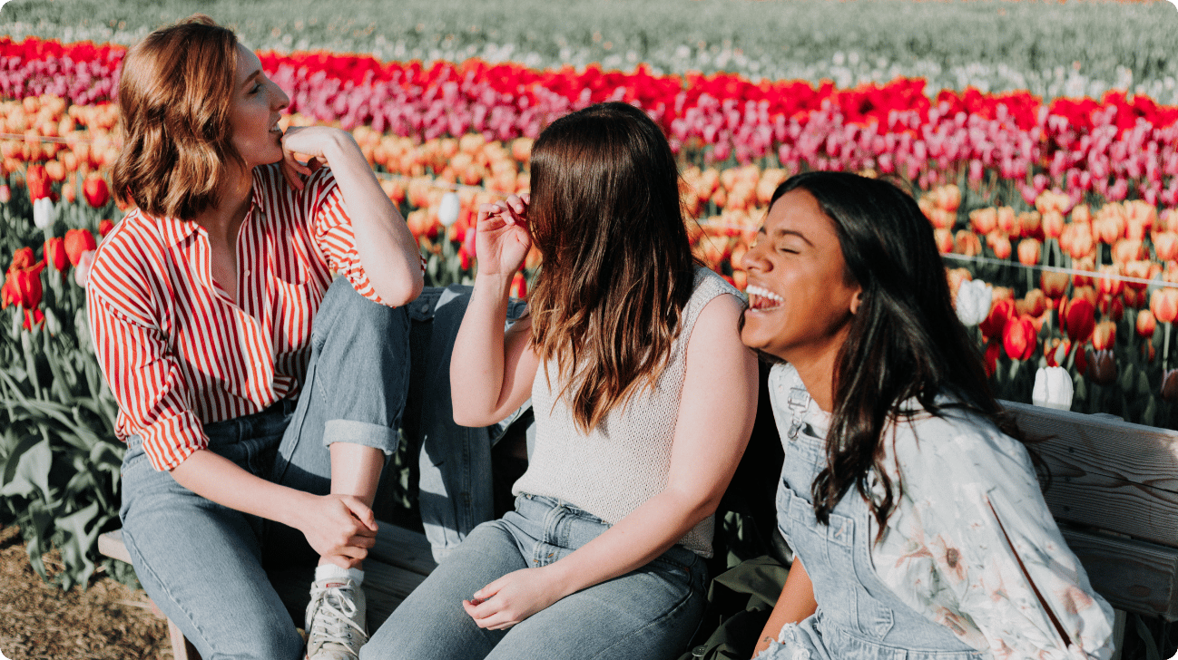 filles assises sur un banc nature fleurs